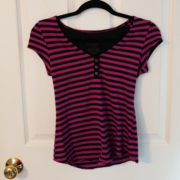 Betsy Johnson capped sleeved tee - Picture 2 of 5